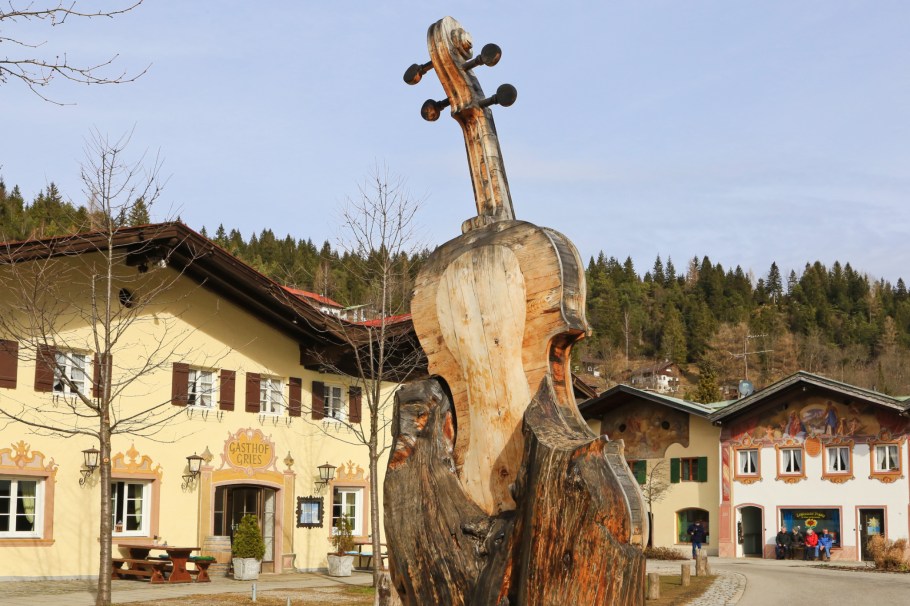 Geigenbaum, violin, sculpture, Im Gries, Mittenwald, Oberbayern, Bayern, Upper Bavaria, Bavaria, Germany, Deutschland, fotoeins.com