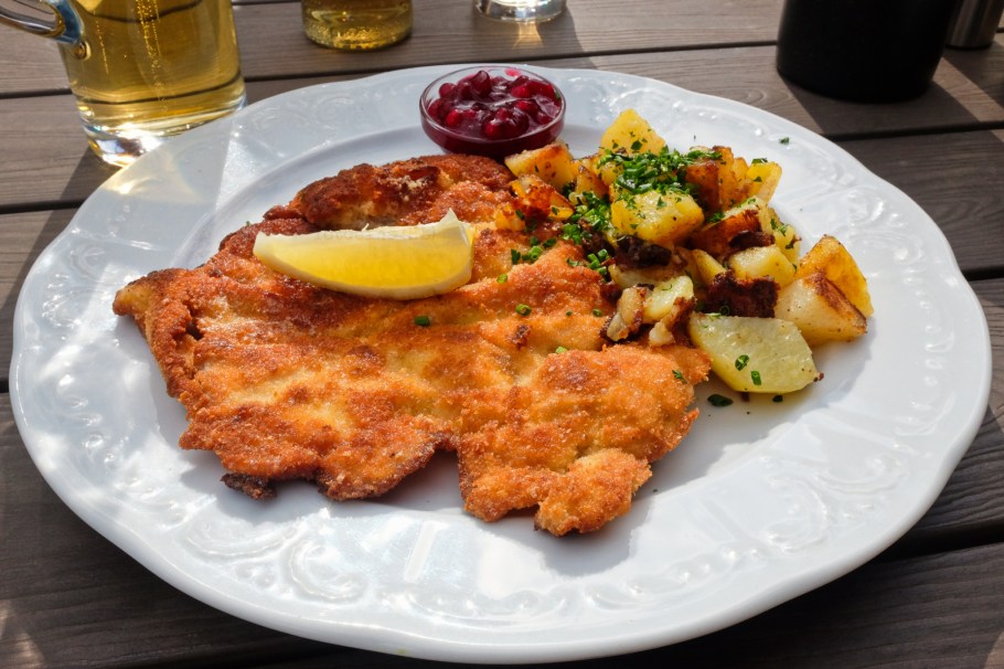 Wiener Schnitzel vom Kalb, Gasthof Pension Jägerwirt, Scheffau, Wilder Kaiser, Tirol, Tyrol, Austria, Österreich, fotoeins.com