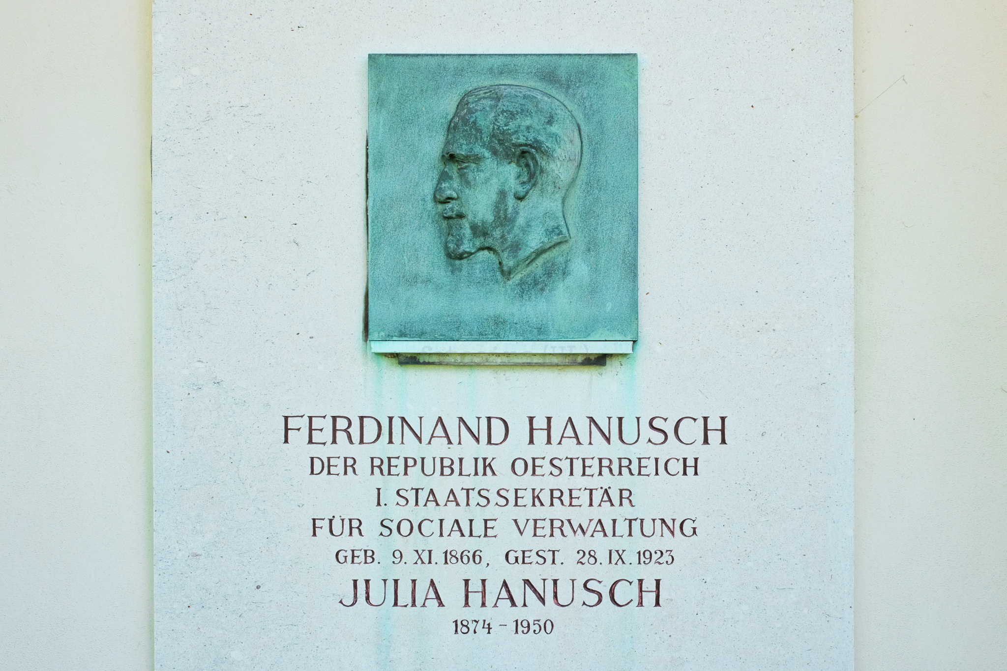 Ferdinand Hanusch, Julia Hanusch, Feuerhalle Simmering, Wien, Vienna, Austria, Österreich, fotoeins.com