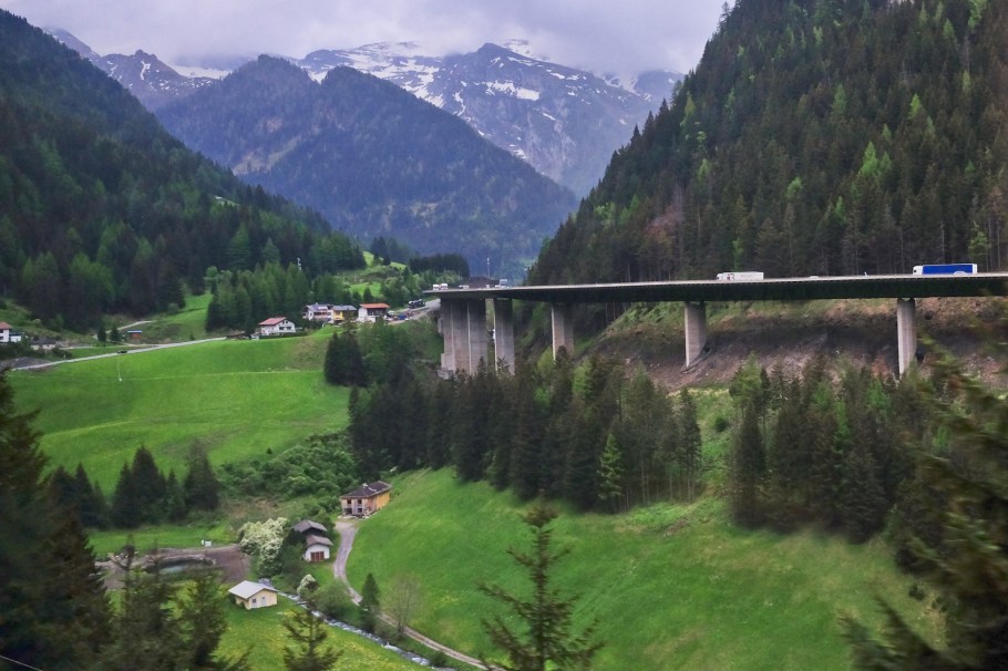 Fischzucht Vötter, Lueg, Gries am Brenner, Brennerbahn, S-Bahn Tirol, Brenner Pass, Tirol, Tyrol, Austria, Oesterreich, fotoeins.com