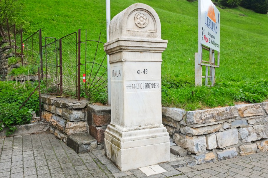Brenner Pass, Border, Staatsgrenze, Confine di Stato, Brenner, Tirol, Tyrol, Austria, Österreich, Brennero, Bolzano, South Tyrol, Italy, Italia, fotoeins.com