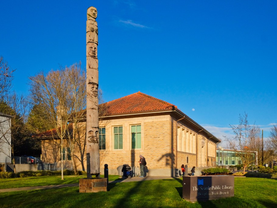 Douglass-Truth library, SPL, Seattle Public Library, Soul Pole, Frederick Douglass, Soujourner Truth, Central District, Seattle, WA, USA, fotoeins.com