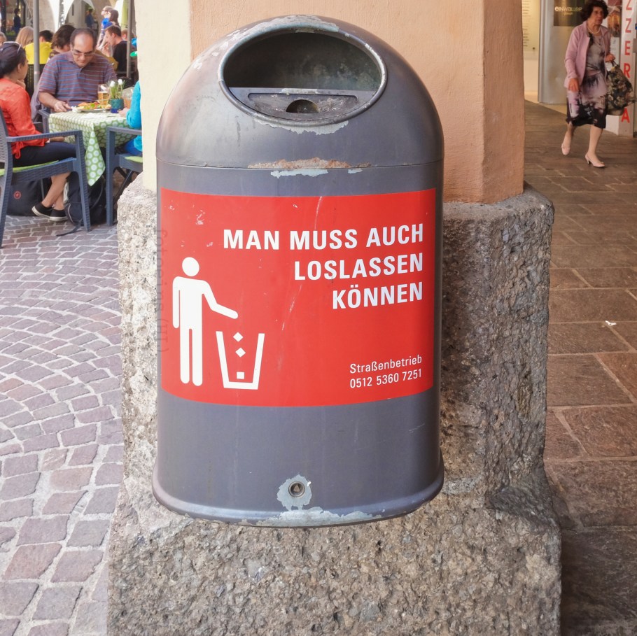Strassenbetrieb, Müllkübel, Müllsprüche, Mistkübel, Abfallkörbe, Abfalleimer, Innsbruck, Tirol, Tyrol, Austria, Oesterreich, fotoeins.com