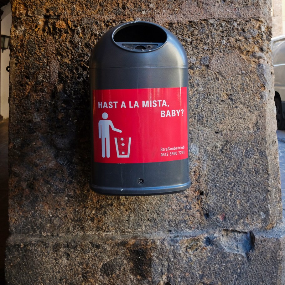 Strassenbetrieb, Müllkübel, Müllsprüche, Mistkübel, Abfallkörbe, Abfalleimer, Innsbruck, Tirol, Tyrol, Austria, Oesterreich, fotoeins.com