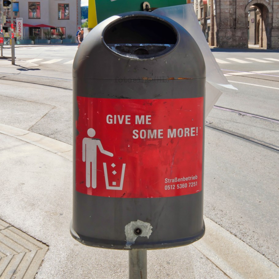 Strassenbetrieb, Müllkübel, Müllsprüche, Mistkübel, Abfallkörbe, Abfalleimer, Innsbruck, Tirol, Tyrol, Austria, Oesterreich, fotoeins.com