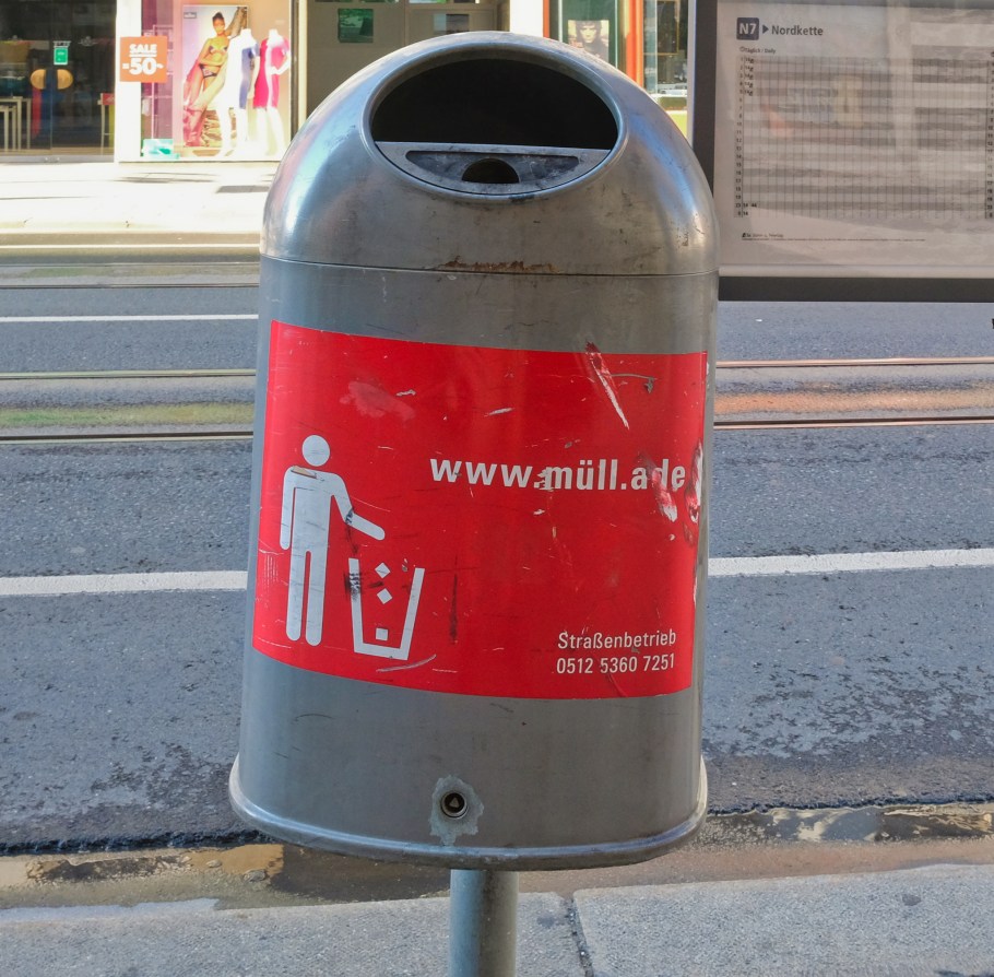 Strassenbetrieb, Müllkübel, Müllsprüche, Mistkübel, Abfallkörbe, Abfalleimer, Innsbruck, Tirol, Tyrol, Austria, Oesterreich, fotoeins.com