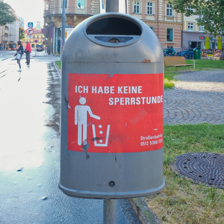 Strassenbetrieb, Müllkübel, Müllsprüche, Mistkübel, Abfallkörbe, Abfalleimer, Innsbruck, Tirol, Tyrol, Austria, Oesterreich, fotoeins.com