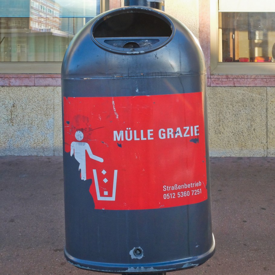 Strassenbetrieb, Müllkübel, Müllsprüche, Mistkübel, Abfallkörbe, Abfalleimer, Innsbruck, Tirol, Tyrol, Austria, Oesterreich, fotoeins.com