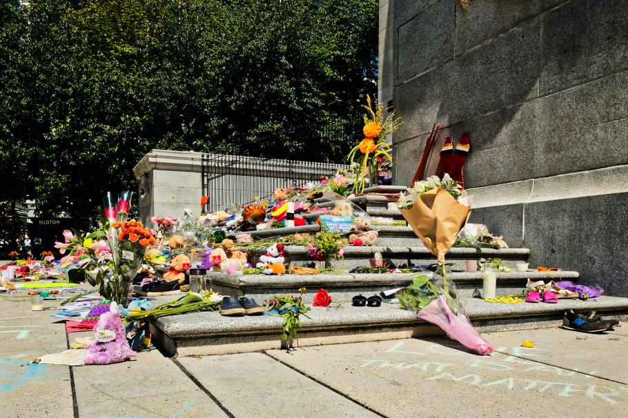 Memorial for the Kamloops Residential School, Robson Square, Vancouver, BC, Canada, fotoeins.com