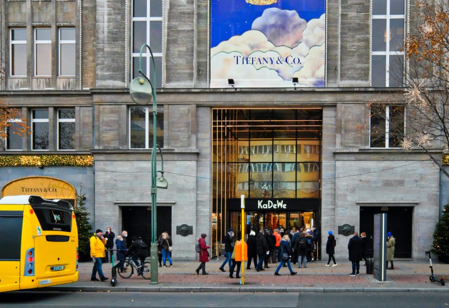 Kaufhof des Westens, KaDeWe, pandemic shopping, Christmas shopping, Tauentzienstrasse, Schöneberg, Berlin, Germany, Deutschland, fotoeins.com