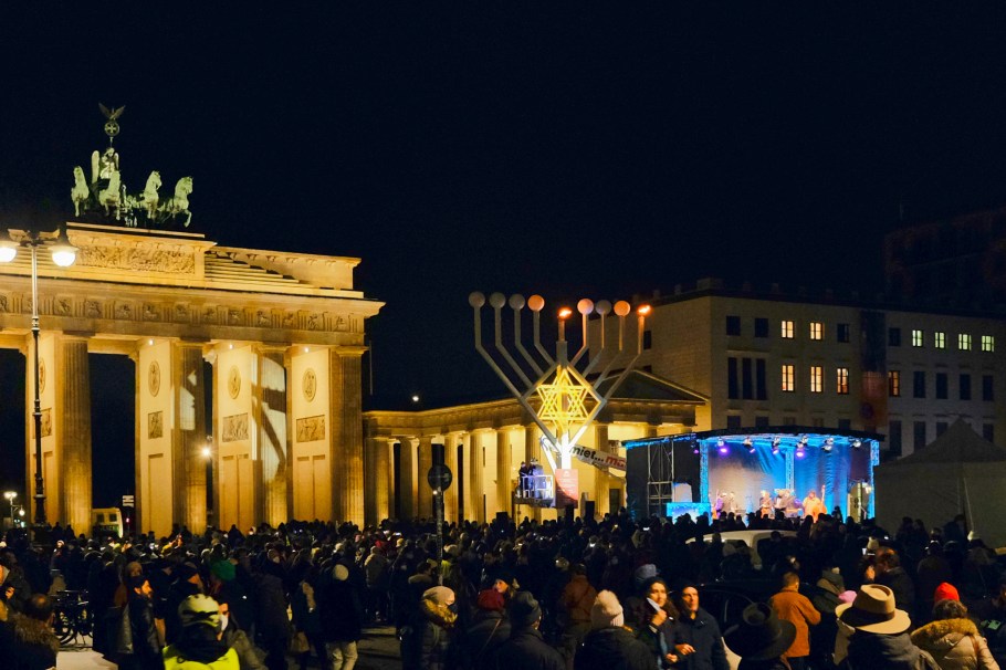 Pariser Platz, Brandenburger Tor, Brandenburg Gate, menorah, Hanukkah, Pariser Platz, Mitte, Berlin, Germany, Deutschland, fotoeins.com