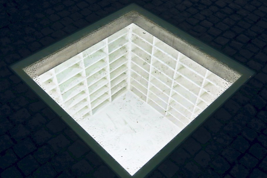 Bebelplatz, Bibliothek, Versunkene Bibliothek, Denkmal zur Erinnerung an die Bücherverbrennung, Book Burning Memorial, Berlin, Hauptstadt, Germany, Deutschland, fotoeins.com