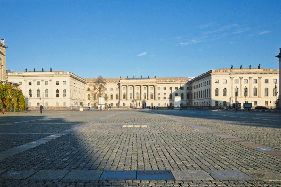Bebelplatz, Bibliothek, Versunkene Bibliothek, Denkmal zur Erinnerung an die Bücherverbrennung, Book Burning Memorial, Berlin, Hauptstadt, Germany, Deutschland, fotoeins.com