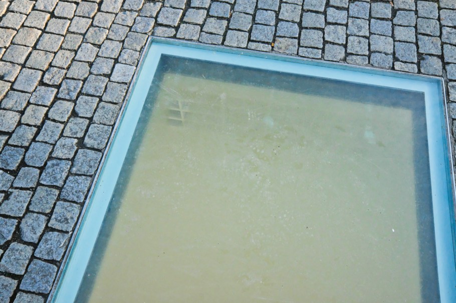 Bebelplatz, Bibliothek, Versunkene Bibliothek, Denkmal zur Erinnerung an die Bücherverbrennung, Book Burning Memorial, Berlin, Hauptstadt, Germany, Deutschland, fotoeins.com