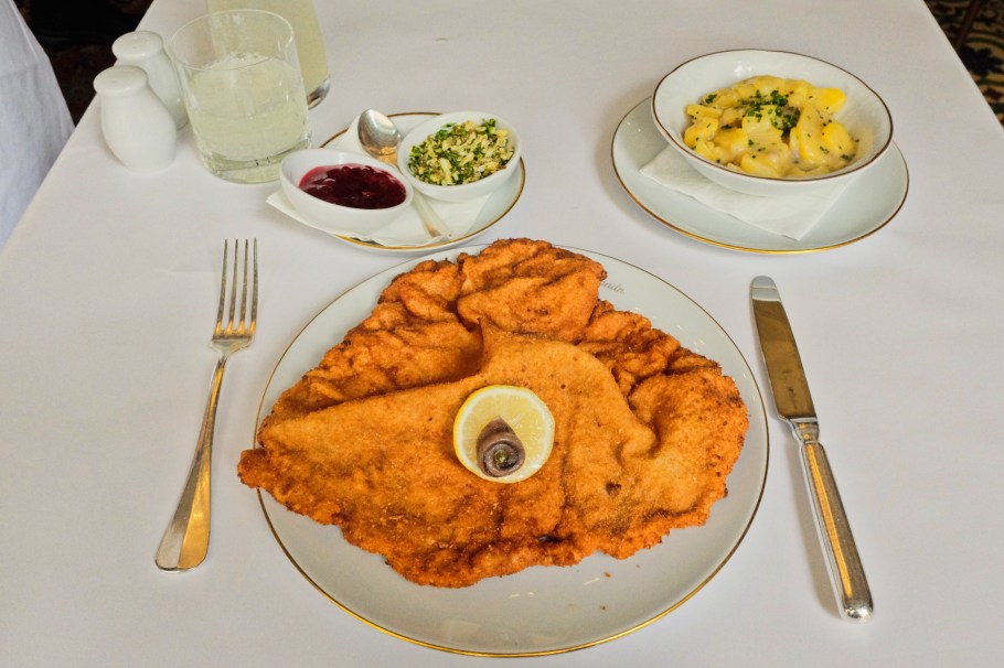 Meissl und Schadn, Wiener Schnitzel, Kalbsschnitzel, veal schnitzel, Innere Stadt, Wien, Vienna, Austria, Österreich, fotoeins.com