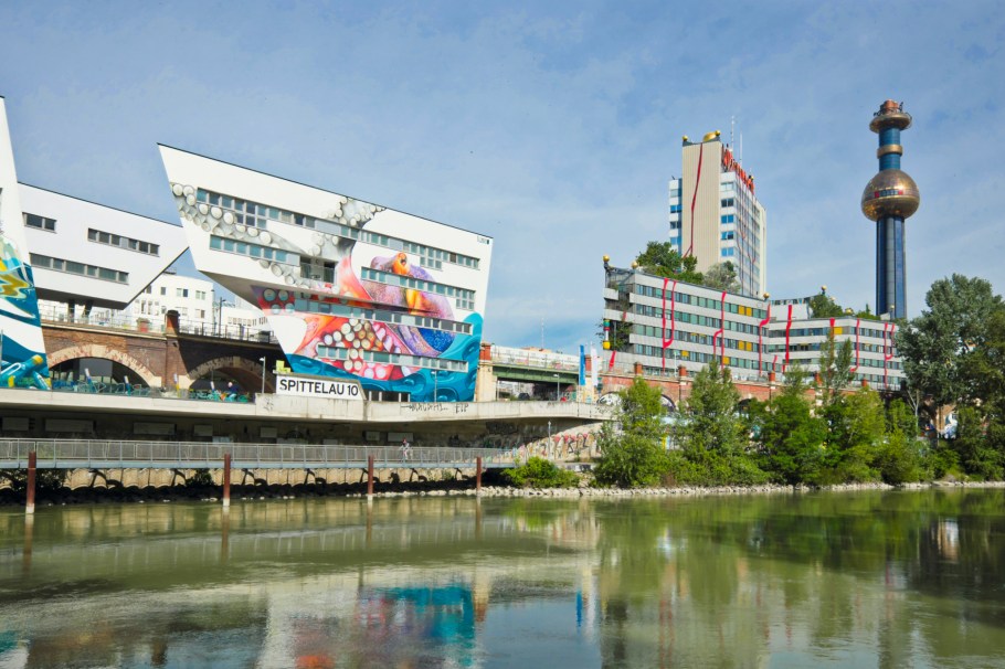 Wohnbau Spittelauer Stadtbahnbögen, Spittelau Railway Viaducts Housing Project, Zaha Hadid, Müllverbrennungsanlage Spittelau, Friedensreich Hundertwasser, Donaukanal, Spittelau, Alsergrund, 9. Bezirk, Wien, Vienna, Austria, Österreich, fotoeins.com
