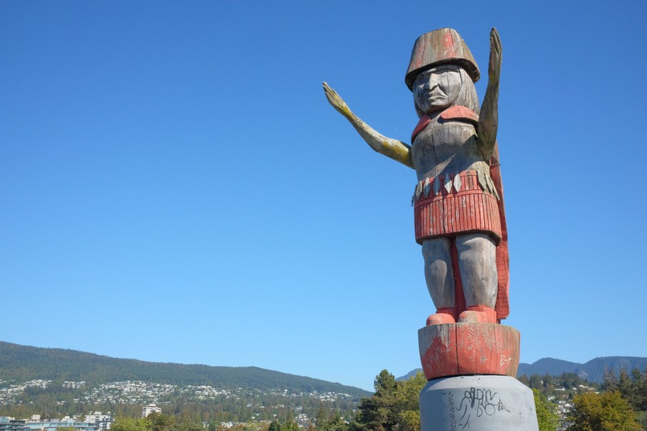 Squamish Nation Welcome Figure, Ambleside Park, West Vancouver, Vancouver, BC, Canada, fotoeins.com