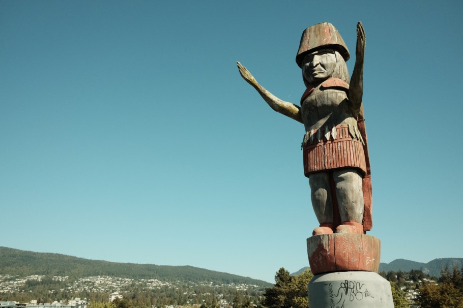 Squamish Nation Welcome Figure, Ambleside Park, West Vancouver, Vancouver, BC, Canada, fotoeins.com
