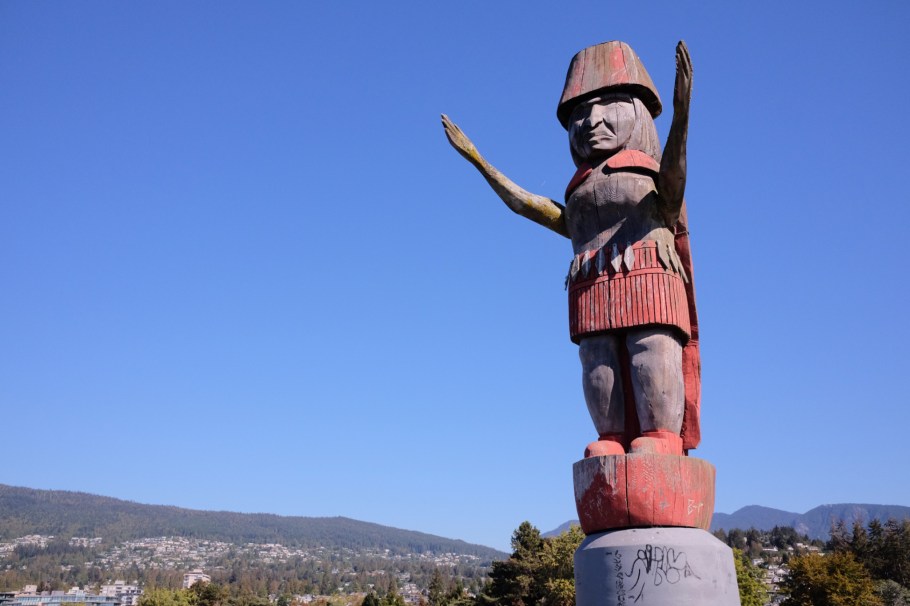 Squamish Nation Welcome Figure, Ambleside Park, West Vancouver, Vancouver, BC, Canada, fotoeins.com