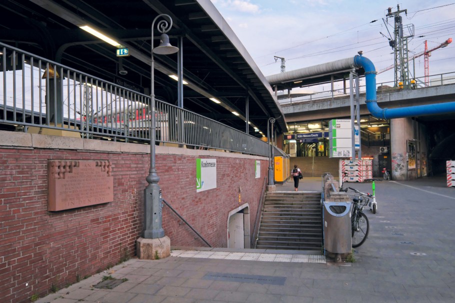 Gedenktafel NS-Deportation Köln-Deutz, Bahnhof Messe-Deutz, Köln, Cologne, Nordrhein-Westfalen, North-Rhine Westphalia, Germany, Deutschland, fotoeins.com