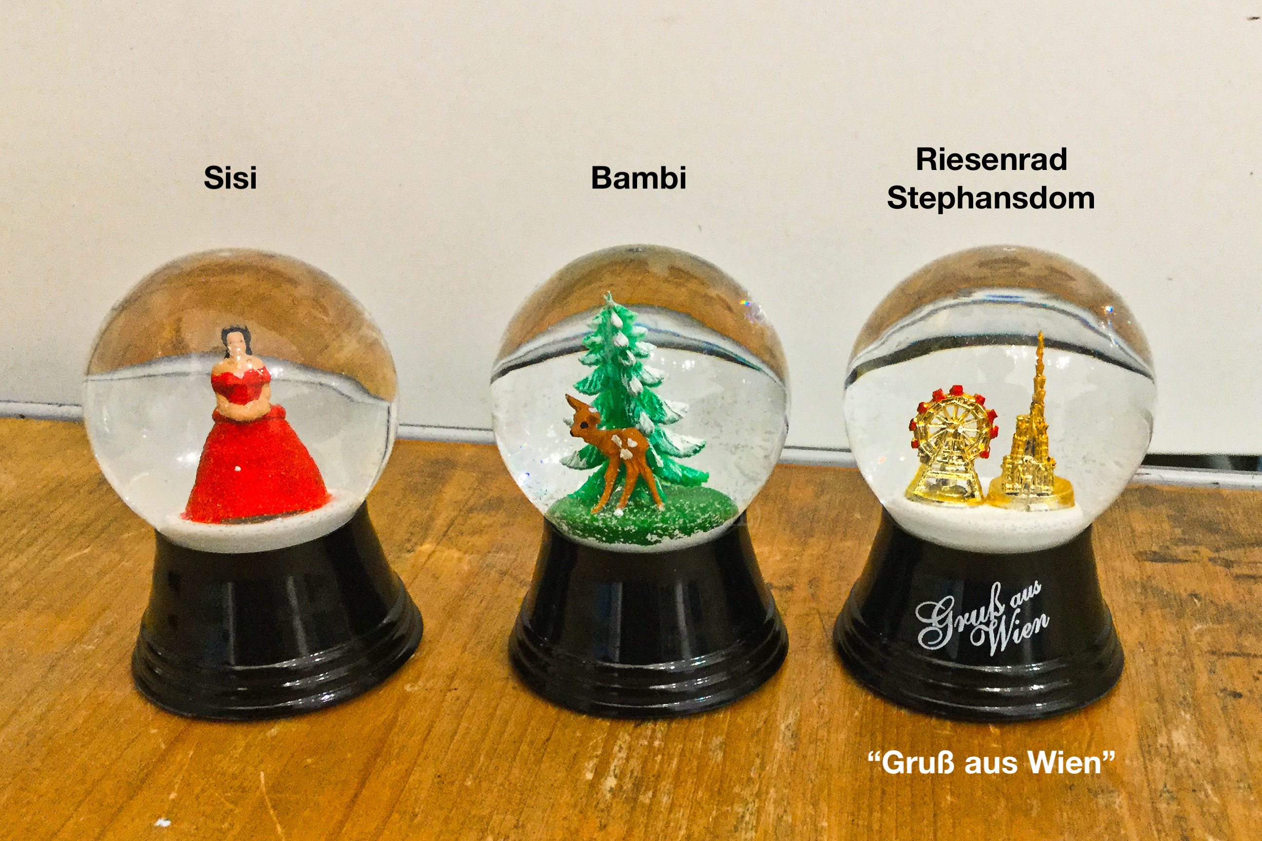 Vienna: snow globes since 1900 | Fotoeins Fotografie