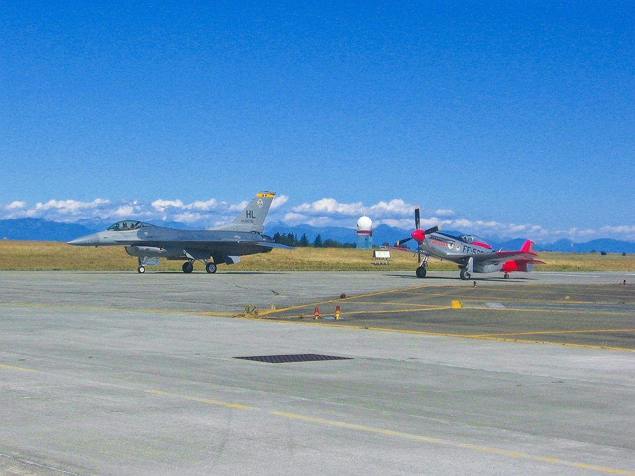 USAF F-16C Fighting Falcon, USAF P-51 Mustang, Comox Air Show, CFB Comox, YQQ, Comox, BC, Canada, fotoeins.com