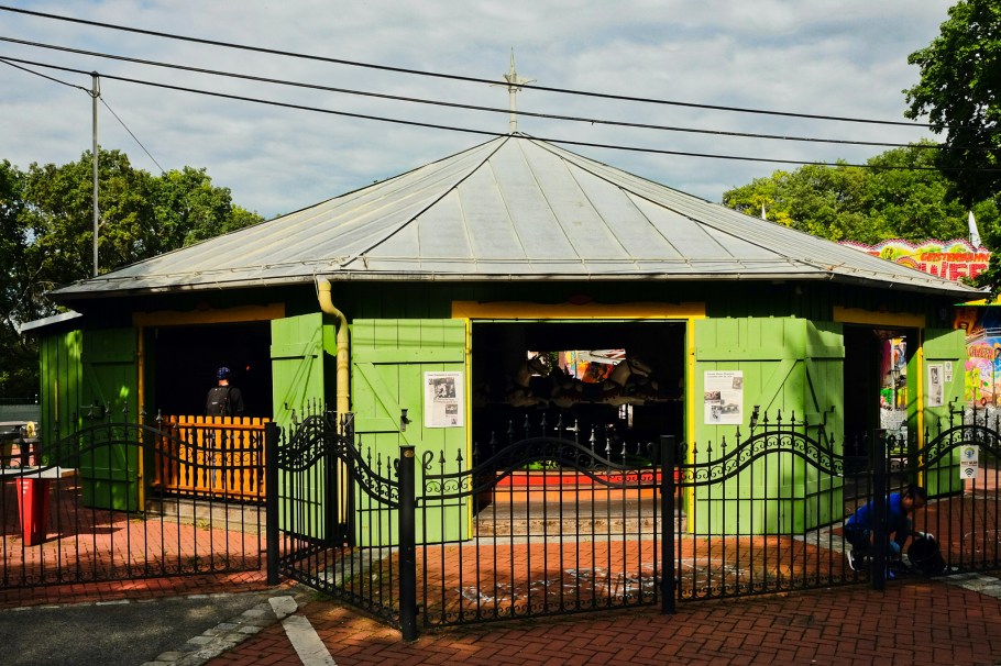 Park Hrabalek, Ringelspiel, carousel, merry-go-round, Böhmischer Prater, Bohemian Prater, Laaer Wald, Laa forest, 10. Bezirk, Favoriten, Wien, Vienna, Austria, Österreich, fotoeins.com