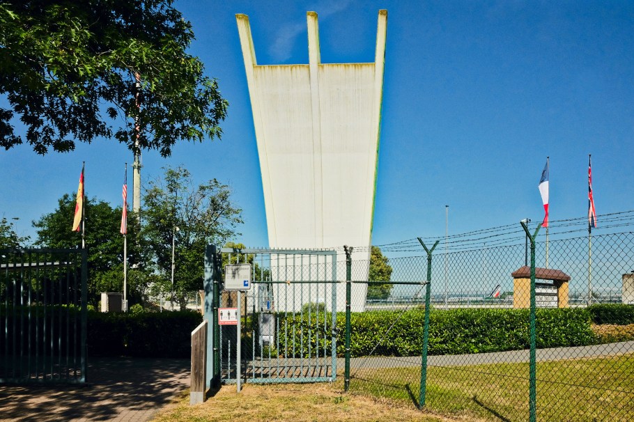 Berlin Airlift Memorial, Luftbrückendenkmal, Flughafen Frankfurt am Main, Frankfurt am Main Airport, Zeppelinheim, Neu-Isenburg, Frankfurt am Main, Hesse, Hessen, Germany, Deutschland, fotoeins.com