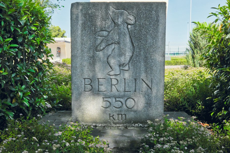 Berlin Airlift Memorial, Luftbrückendenkmal, Flughafen Frankfurt am Main, Frankfurt am Main Airport, Zeppelinheim, Neu-Isenburg, Frankfurt am Main, Hesse, Hessen, Germany, Deutschland, fotoeins.com