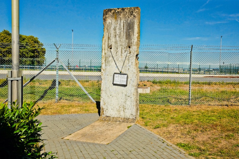 Berlin Airlift Memorial, Luftbrückendenkmal, Flughafen Frankfurt am Main, Frankfurt am Main Airport, Zeppelinheim, Neu-Isenburg, Frankfurt am Main, Hesse, Hessen, Germany, Deutschland, fotoeins.com