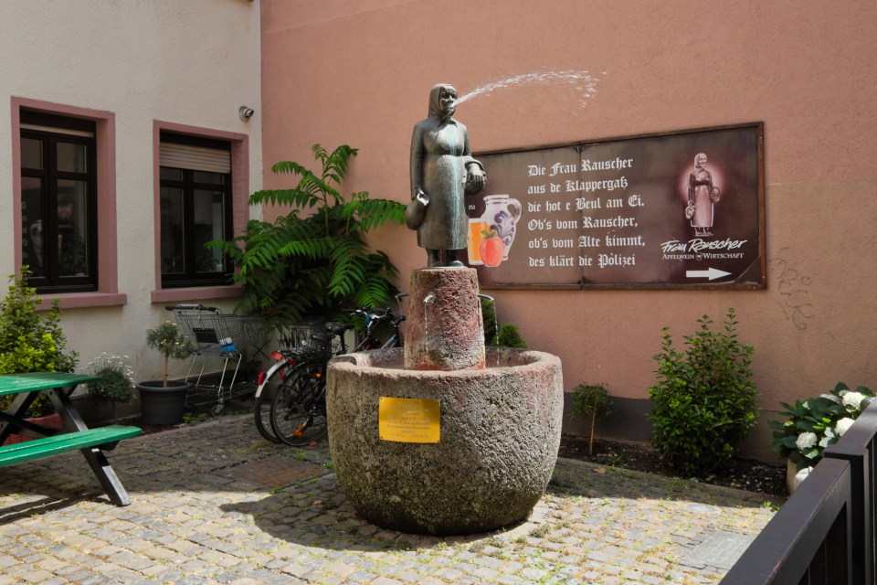 Frankfurt am Main, Hesse, Hessen, Denkmal für Fraa Rauscher, Frau Rauscher Brunnen, Sachsenhausen, Germany, Deutschland, fotoeins.com