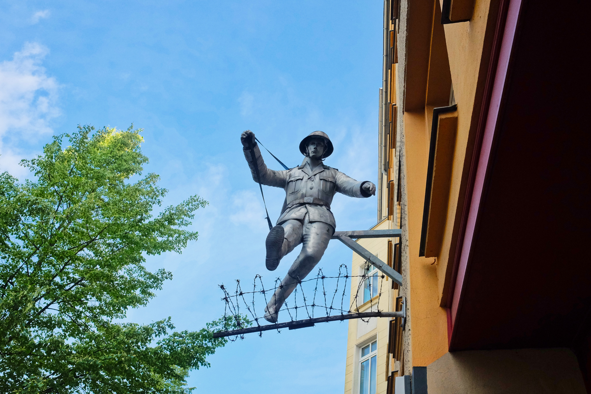 Conrad Schumann, Berlin Wall, Berliner Mauer, Mauerspringer, Florian Brauer, Michael Brauer, Edward Anders, Berlin, Deutschland, Germany, fotoeins.com