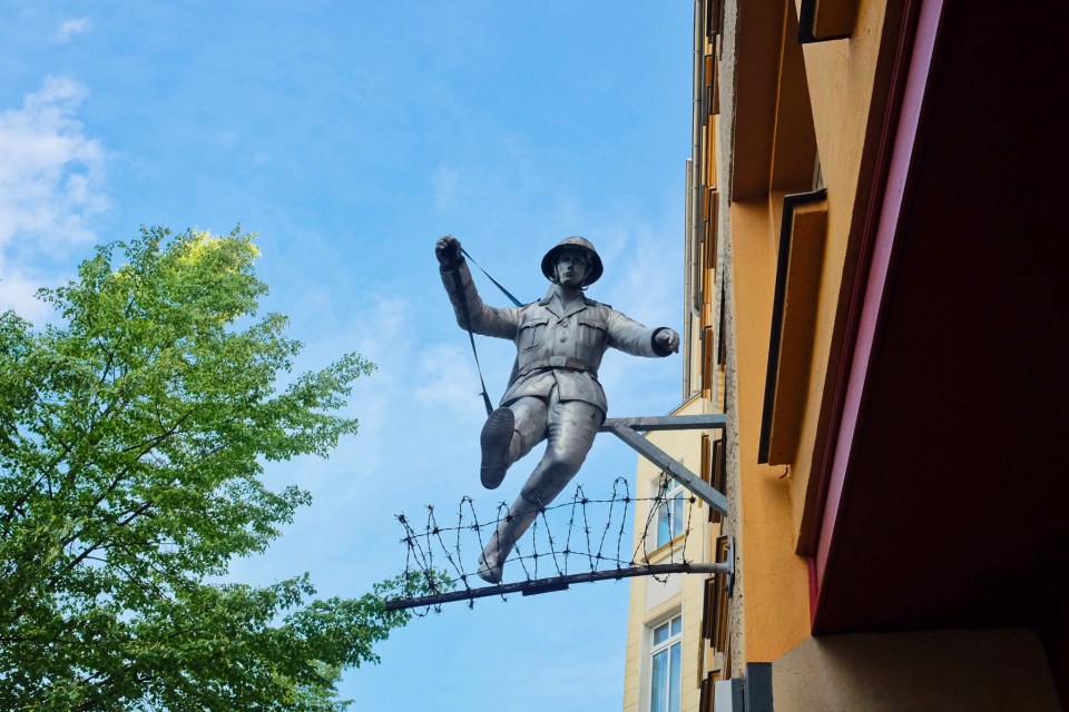 Conrad Schumann, Berlin Wall, Berliner Mauer, Mauerspringer, Florian Brauer, Michael Brauer, Edward Anders, Berlin, Deutschland, Germany, fotoeins.com