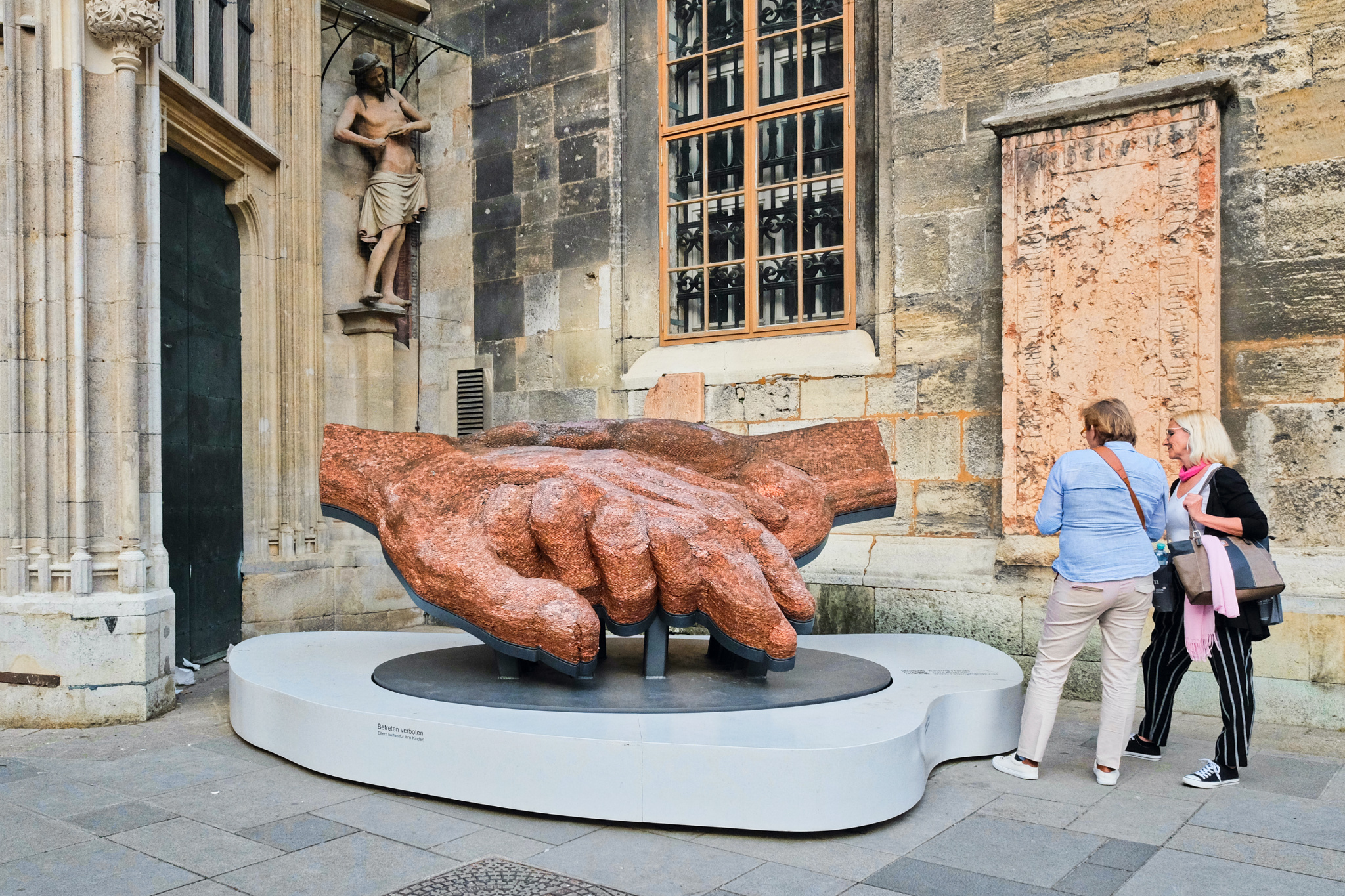 Raising Hands, Stephansplatz, Stephansdom, 1. Bezirk, Innere Stadt, Wien, Vienna, Austria, Österreich, fotoeins.com