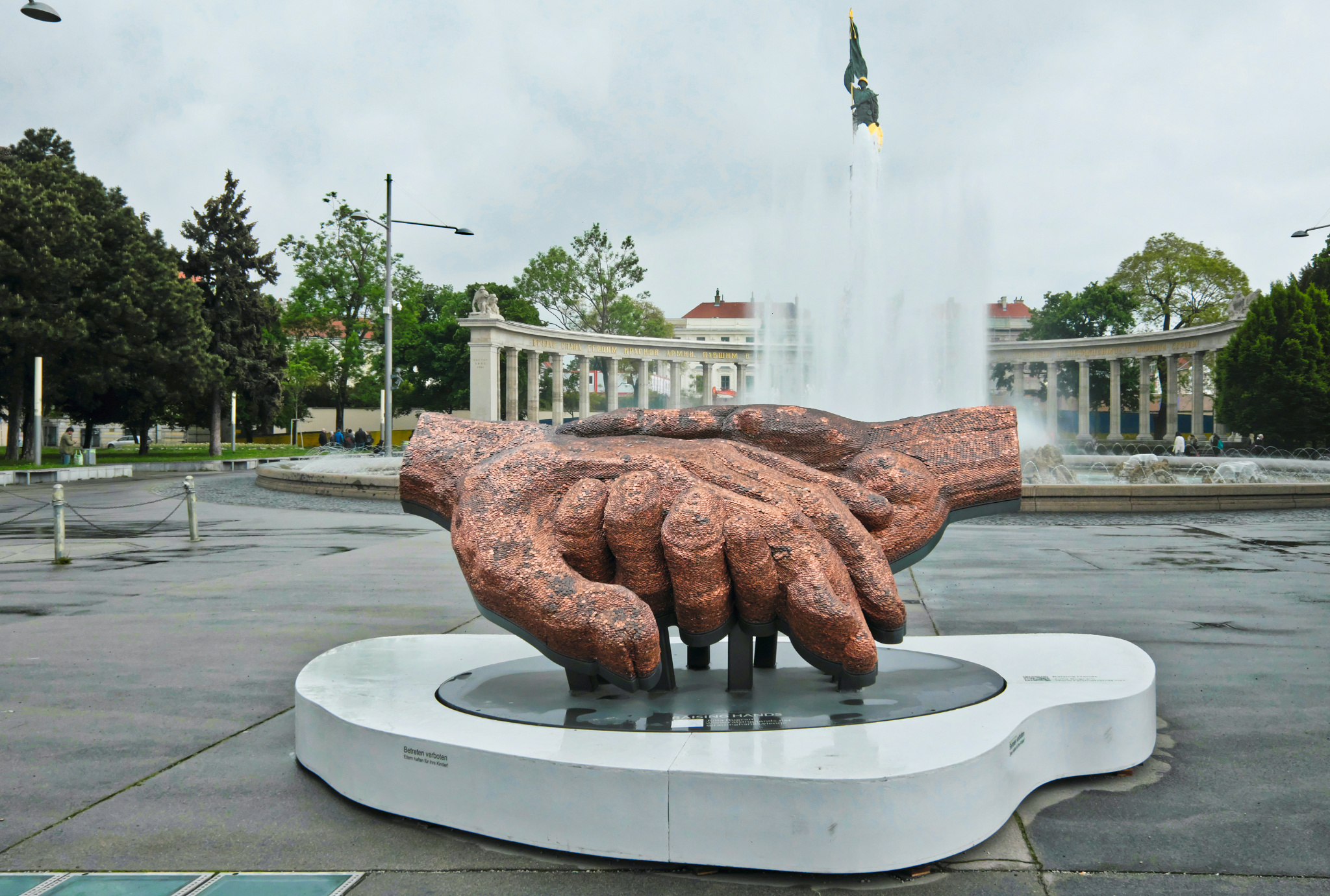 Raising Hands, Schwarzenbergplatz, 3. Bezirk, Landstrasse, Wien, Vienna, Austria, Österreich, fotoeins.com